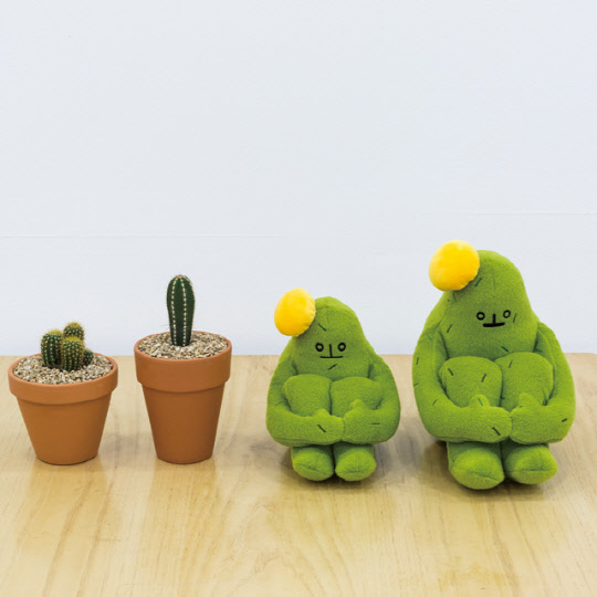 웅크린 선인장(왼쪽), 웅장 인형 <옥션 제공>